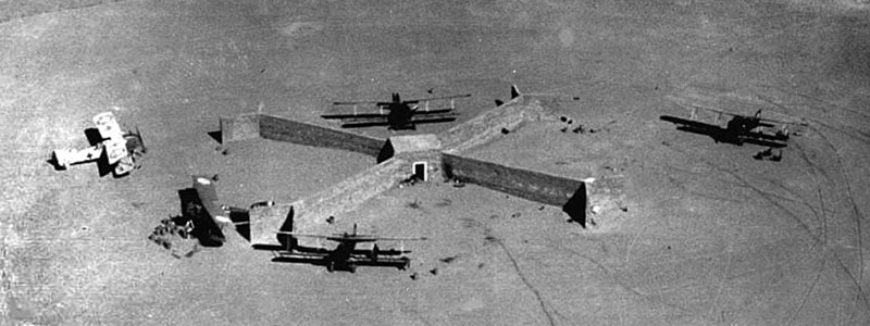 photo historique abris pour avions biplans alvole timimoun sahara algrie