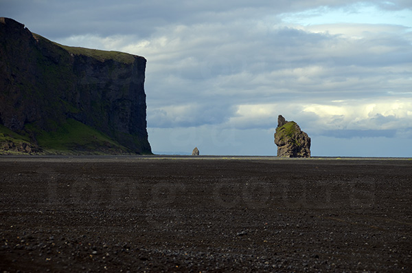 islande vik plage sable cendre noir rocher troll mont Hjorleifshofdi