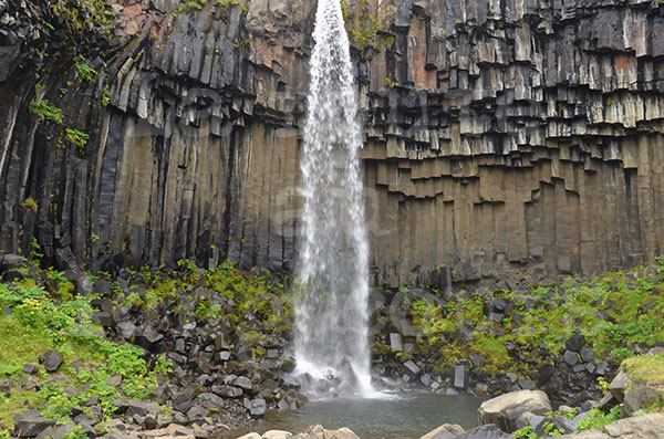 islande glacier skaftafell chute eau svartifoss basalte