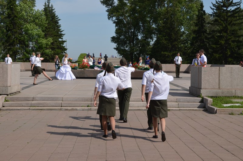 russie par la route sibrie irkutsk irkoutsk monument grande guerre patriotique mariage pionniers