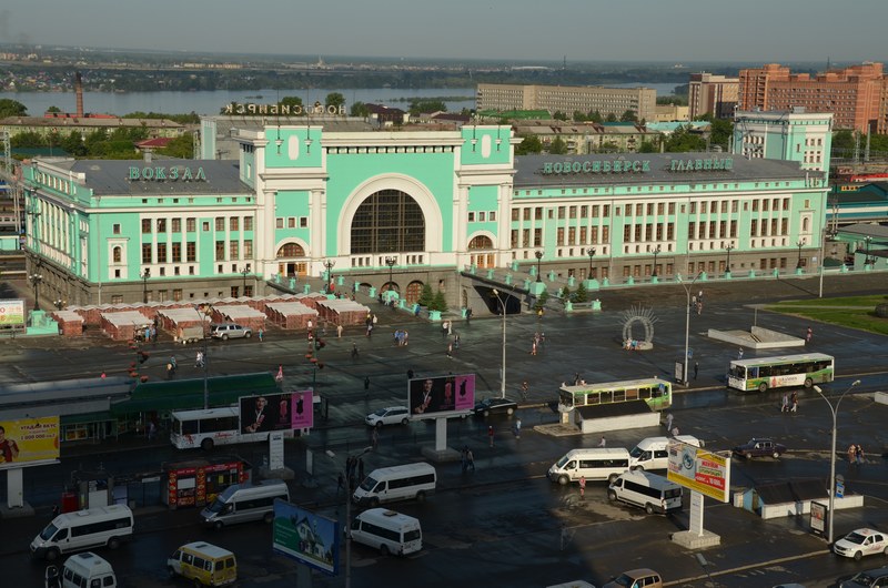 russie par la route sibrie Novossibirsk gare chemin de fer fleuve ob