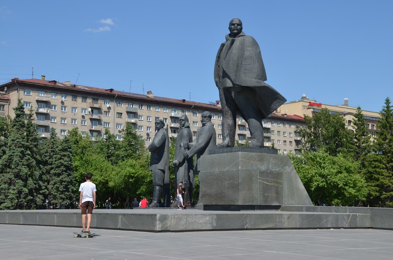 russie par la route sibrie Novossibirsk statue de lnine philharmonique