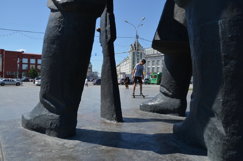 russie par la route sibrie Novossibirsk statue de lnine devant le philharmonique