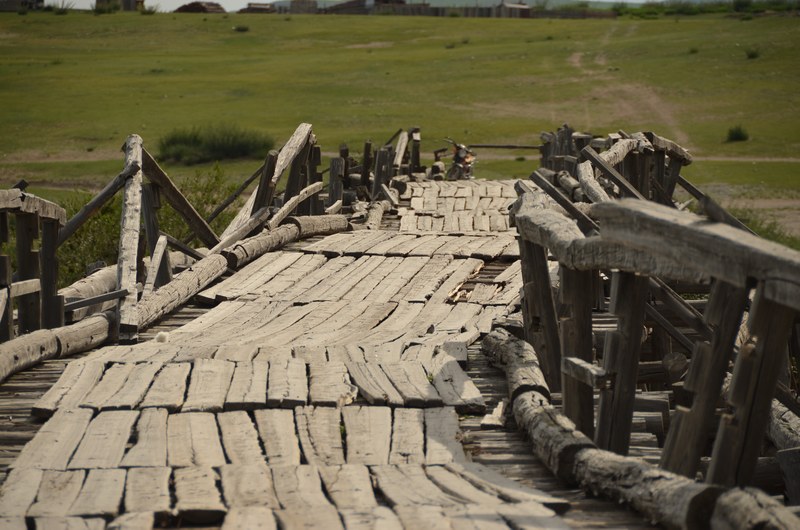 russie mongolie par la route pont bois steppe piste