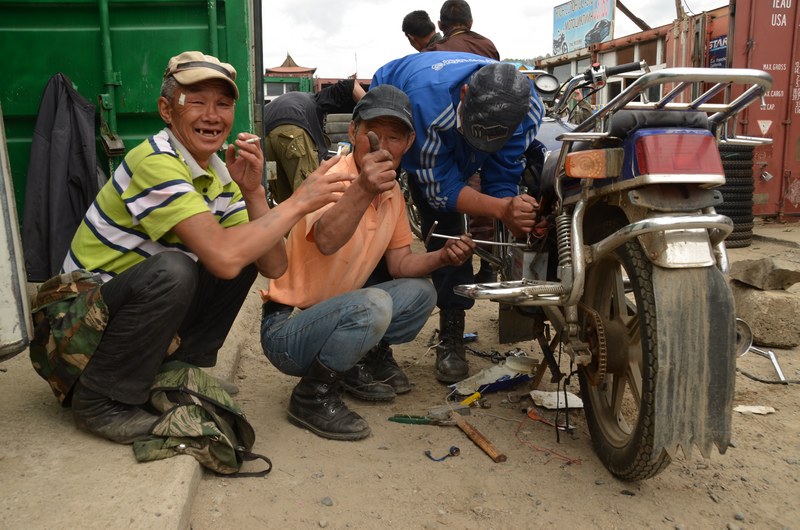 russie mongolie par la route moto rencontre gens mongols mcanicien