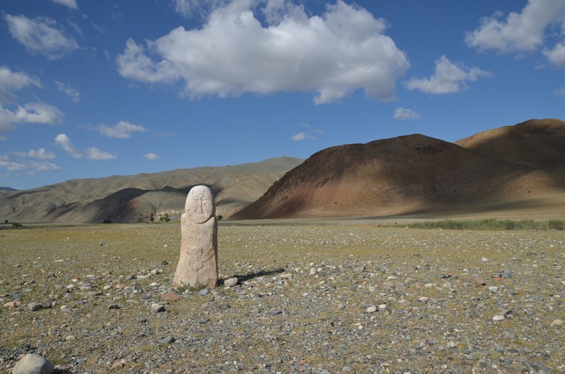 russie mongolie par la route altai alta archeologie histoire statue deer stone