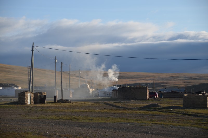 village frontiere Mongolie Russie altai alta maisons yourtes gers matin altitude