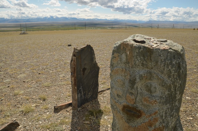 russie mongolie par la route altai alta archeologie histoire statue deer stone