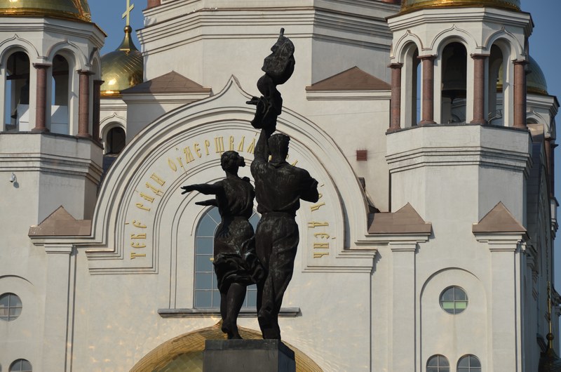 russie mongolie par la route oural ural ekaterinbourg ekaterinburg cathdrale sur le sang vers statue sovitique symboles