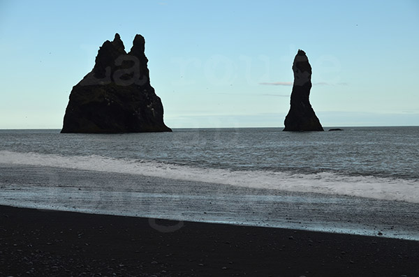islande vik Reynisfjara plage sable cendre noir rocher troll ocan