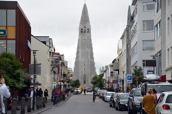 islande reykjavik centre ville rue skolavordusttigur cathdrale glise hallgrimskirkja