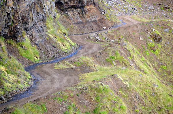 islande pninsule de pingeyri piste route montagne falaise